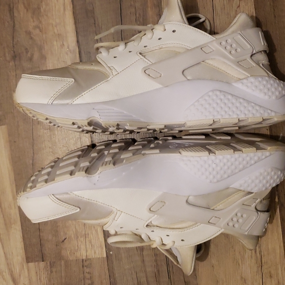 NIKE WOMENS HUARACHE RUN 634835-108 WHITE ON WHITE - Picture 6 of 8